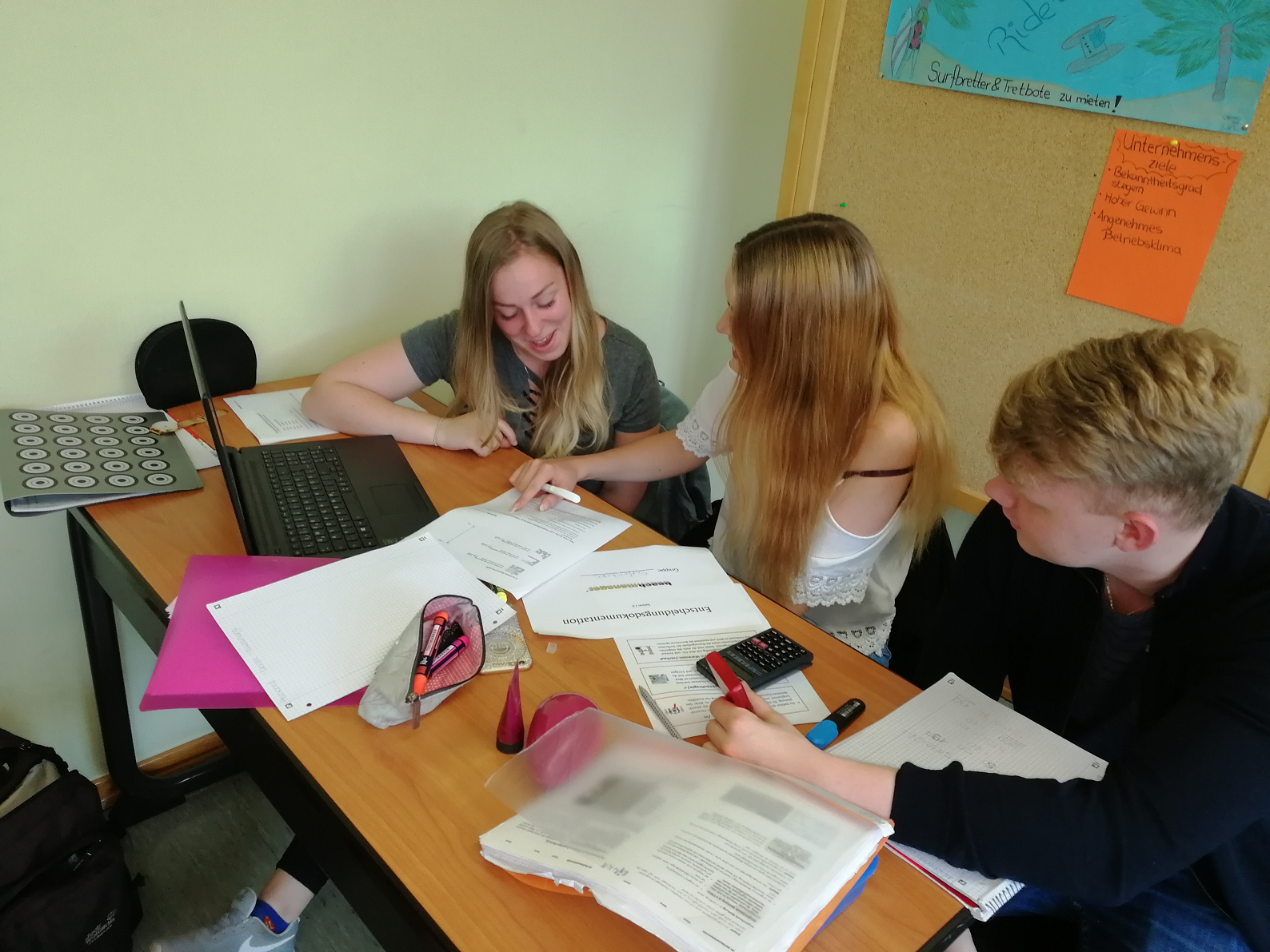 Schülerinnen und Schüler der Höheren Berufsfachschule Wirtschaft beim gemeinsamen Arbeiten